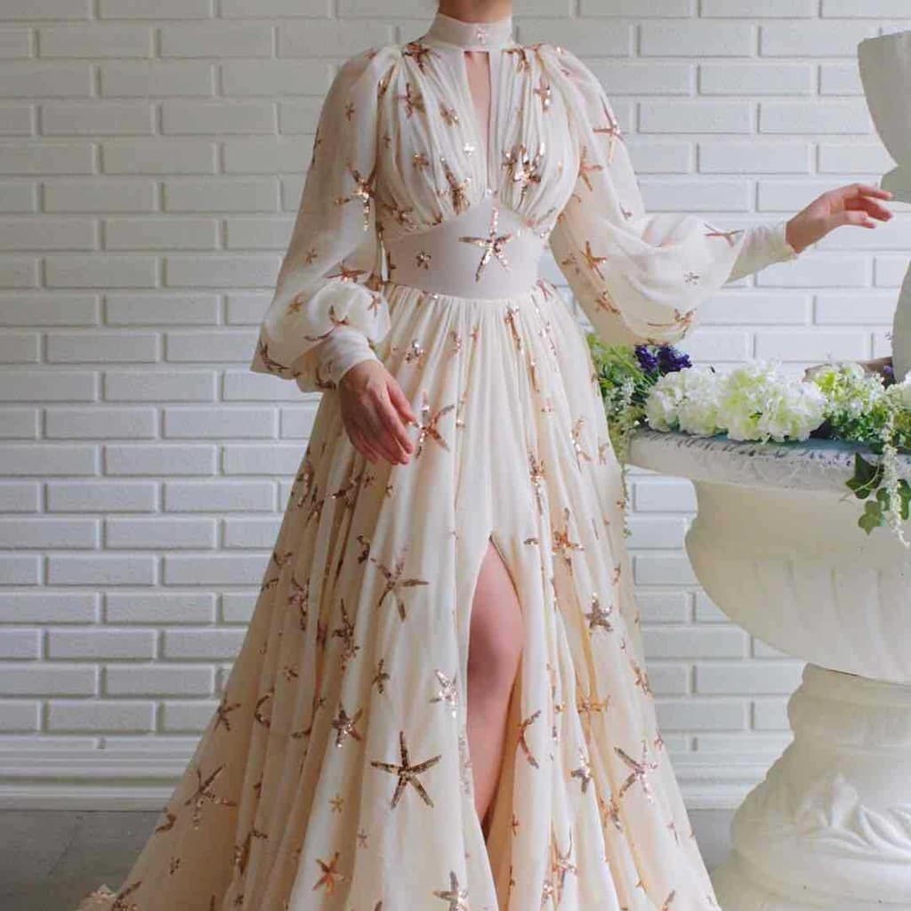 Novo Modelo 2026: Vestido de Chiffon com Gola Semi-Alta, Lantejoulas, Fenda, Manga Lanterna e Barra Larga