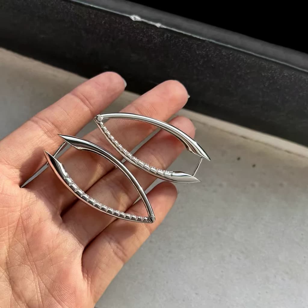 [Estoque pronto] Simples diamante-cravejado geométrico V carta orelha fivela moda luz luxo High-End brincos exclusivos f