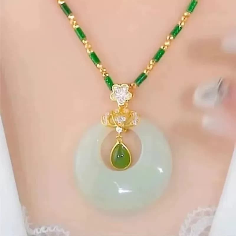 Kelly seguro fivela colar High-End temperamento venda quente em forma de gota de água pingente senhoras luz luxo clavícu