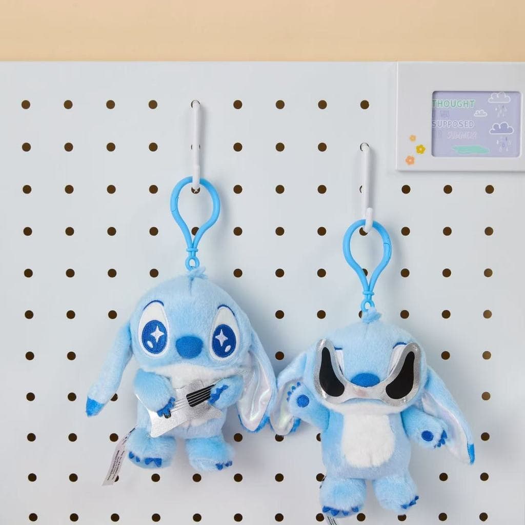 [Autêntico] Pingente de Pelúcia Stitch Estiloso, Chaveiro Stitch Fofo Tocando Violão, Enfeite de Bolsa, Brinquedo de Pel