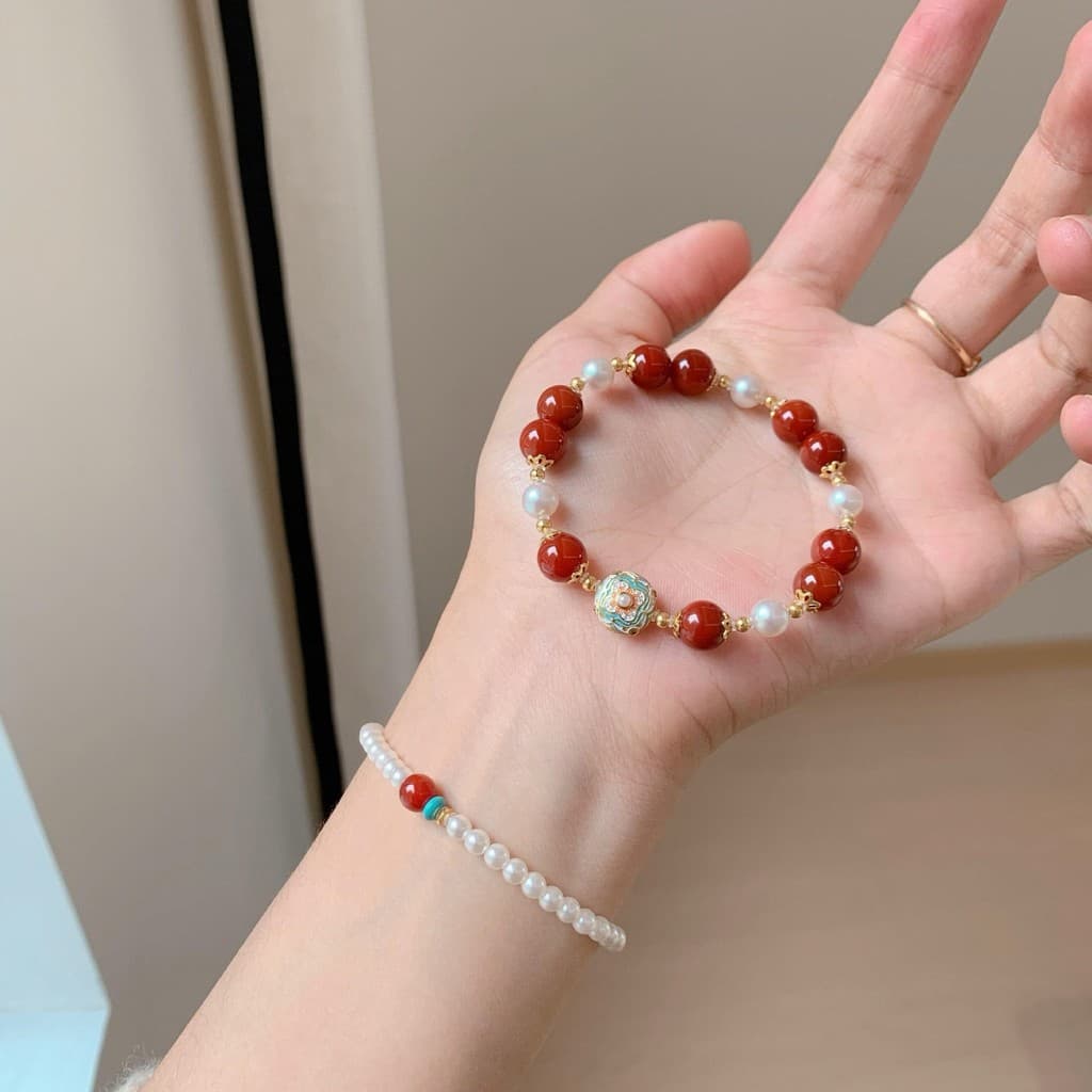 O mesmo estilo de nova pulseira feminina em camadas de ágata e pérolas de estilo chinês, um presente de alto padrão com