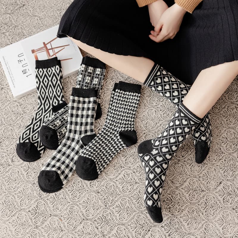 Meias femininas tubo médio ins na moda estilo japonês preto branco amor diamante meias outono inverno engrossado meias d
