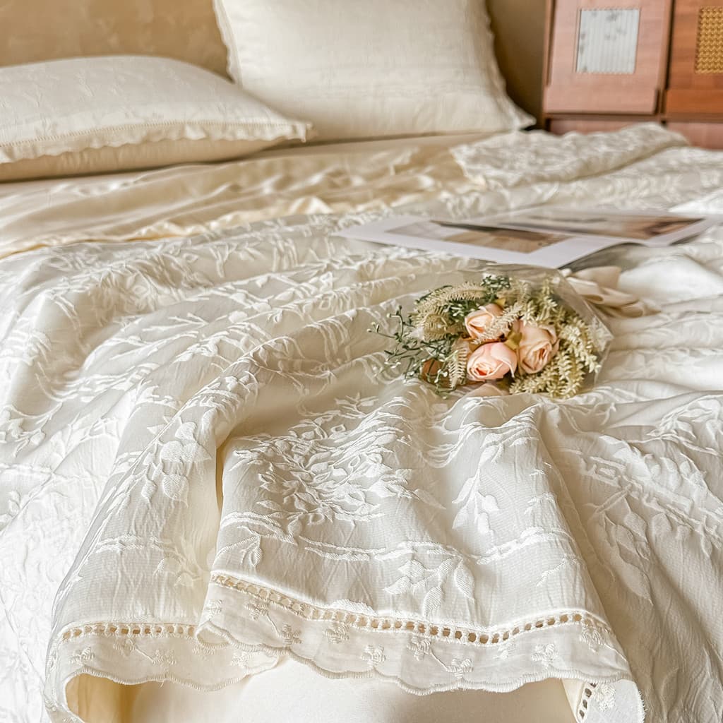 Francês em relevo Floral Tencel verão fresco colcha conjunto de quatro peças 2026 novo estilo leite branco verão colcha