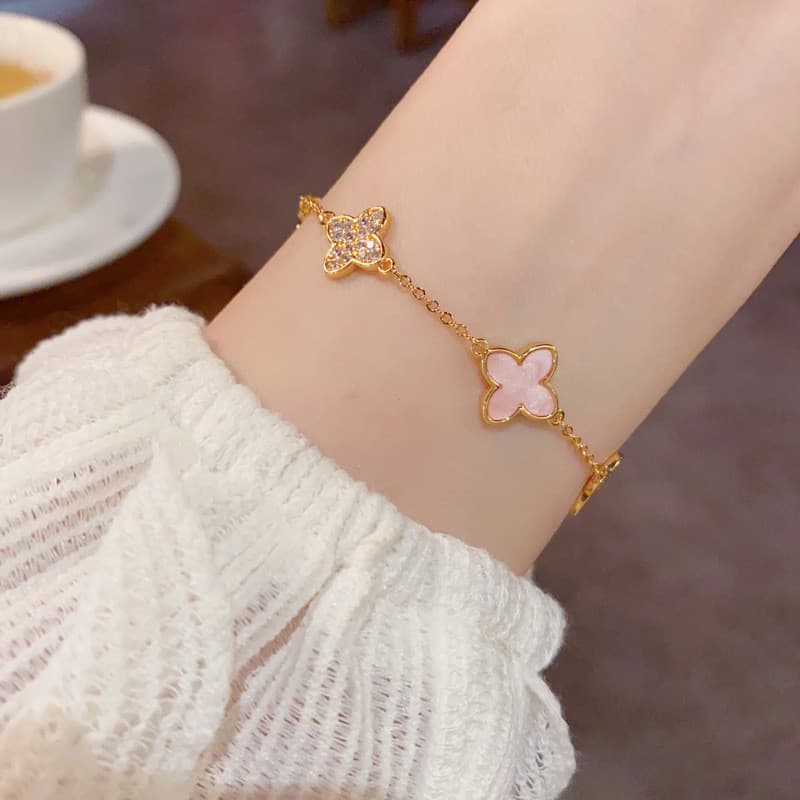 [Em estoque] Pulseira francesa de zircônia rosa com flor de quatro folhas, requintada e elegante, pulseira simples e del