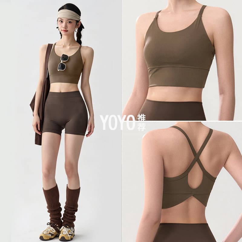 Camisola esportiva com almofadas para o peito e lindo conjunto de roupa de yoga com costas elegantes.
