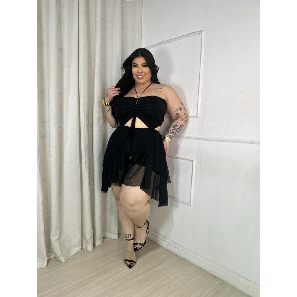 Macaquinho Plus Size com Sobreposição de Tule e Amarração no Busto Elegante