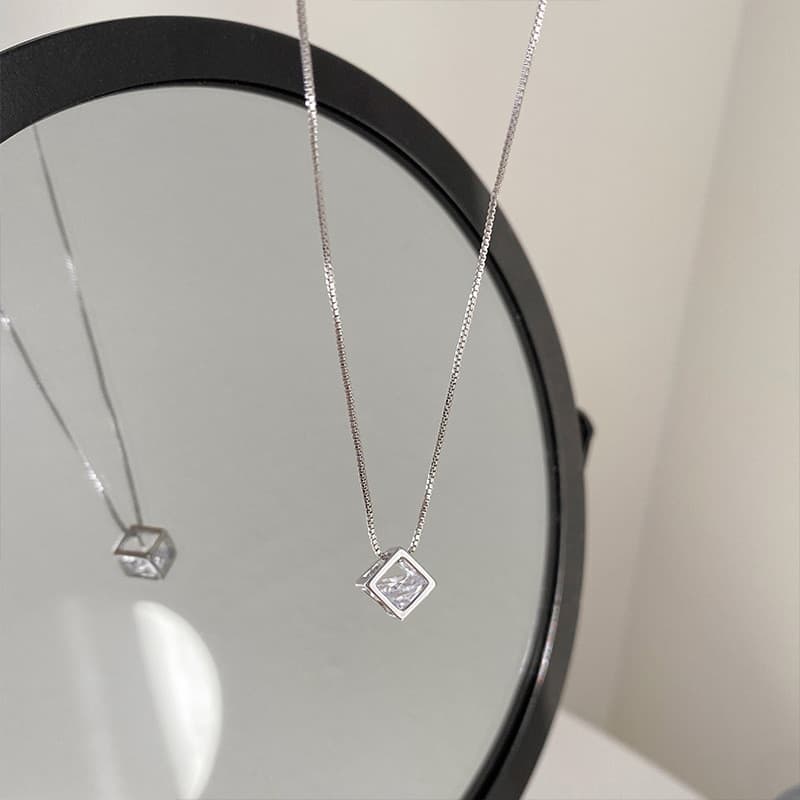 Colar de cubo de rubik com diamante piscante, exclusivo, estilo legal, luz, pingente de luxo, tridimensional, oco, quadr