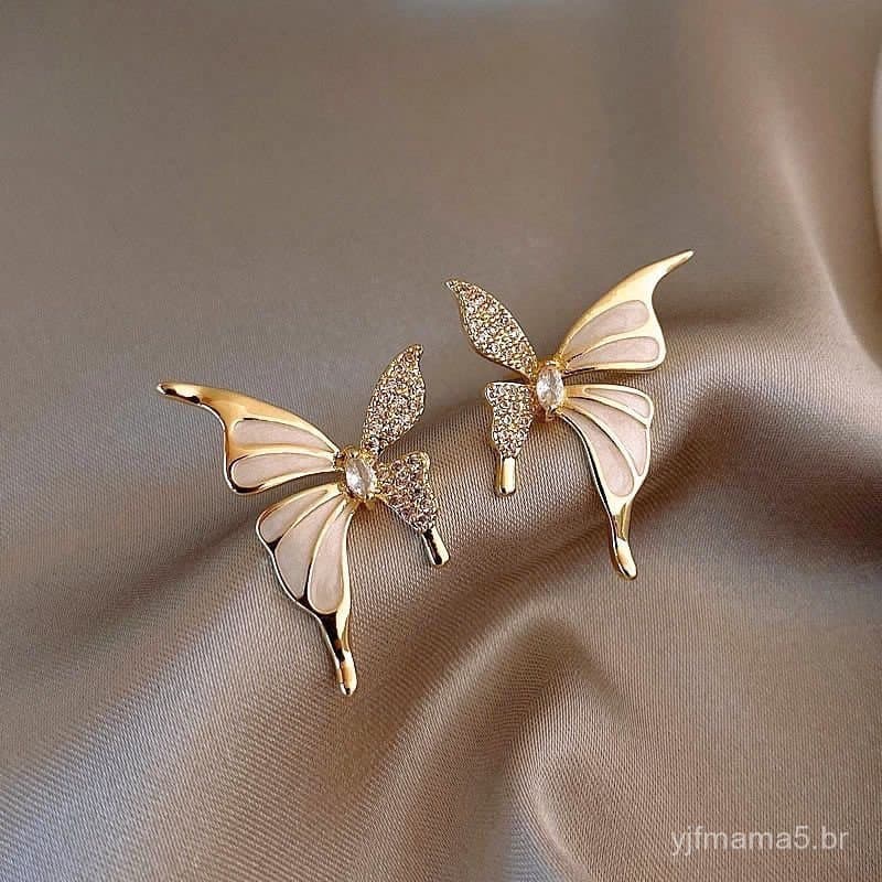 Brincos elegantes e luxuosos de borboleta com diamantes e gotas de óleo douradas, design simples.