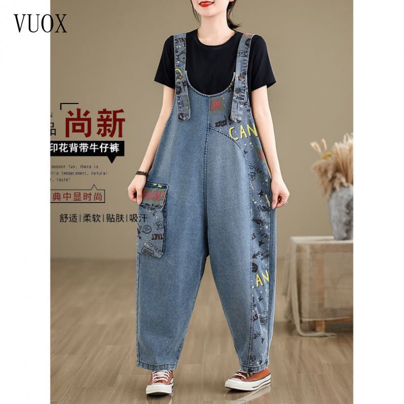 Macacão Feminino de Jeans com Patchwork, Solto, Casual, Versátil, Tamanho Grande, Estampa Literária, Primavera Verão LOS