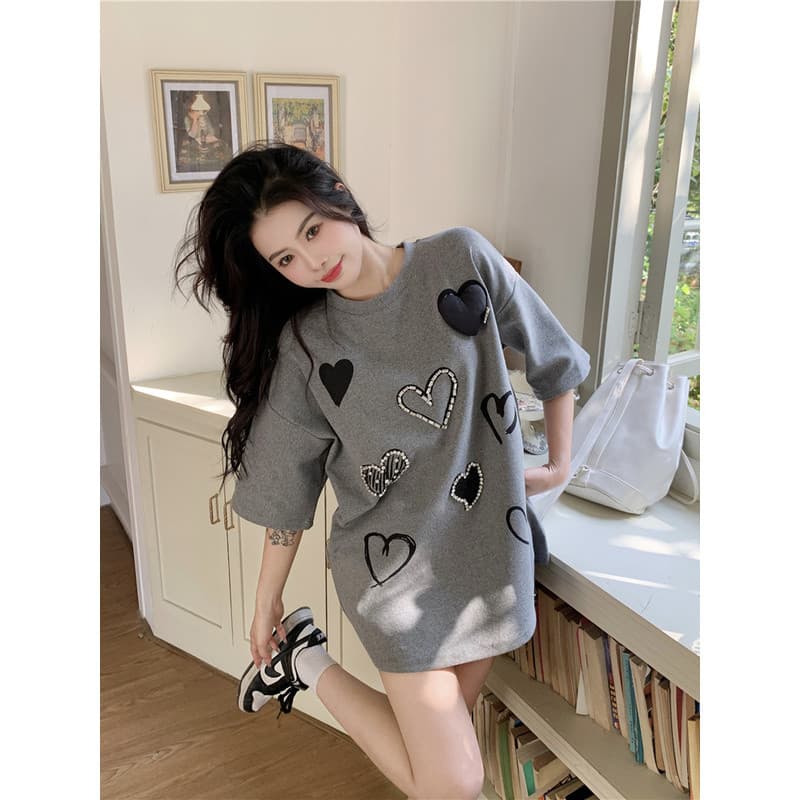 Amor coração impresso camiseta de fundo feminino 2025 verão novo estilo Design nicho solto Casual All-Match topo na moda