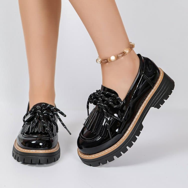 Mocassins femininos de sola grossa, couro envernizado preto, borla, cadarço, bico redondo, grosso, grande, sola grossa,