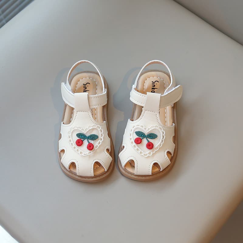 2026 meninas sandálias de verão novo estilo amor pequena cereja princesa sapatos crianças bonito sola macia confortável