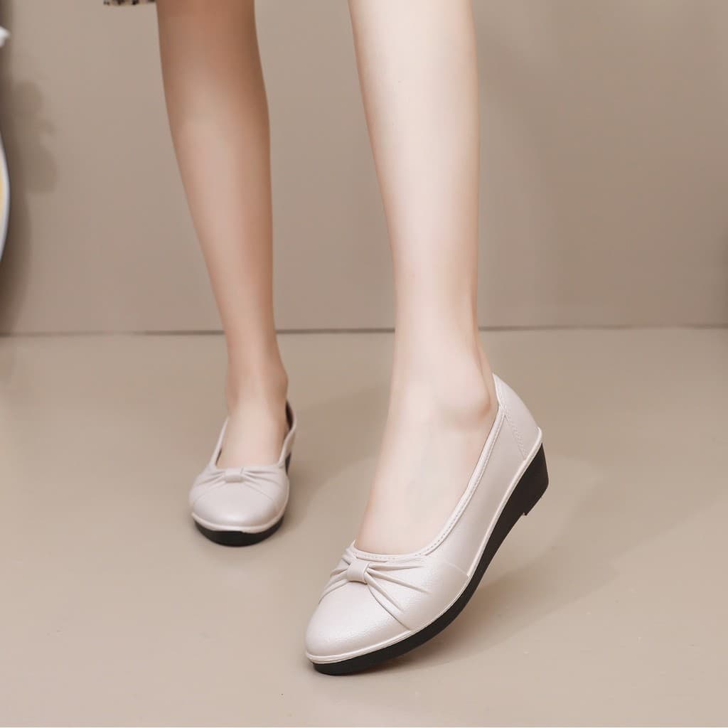 Sapatos de trabalho impermeáveis com solas macias para mães, sapatos de borracha macia antiderrapantes para pessoas de m