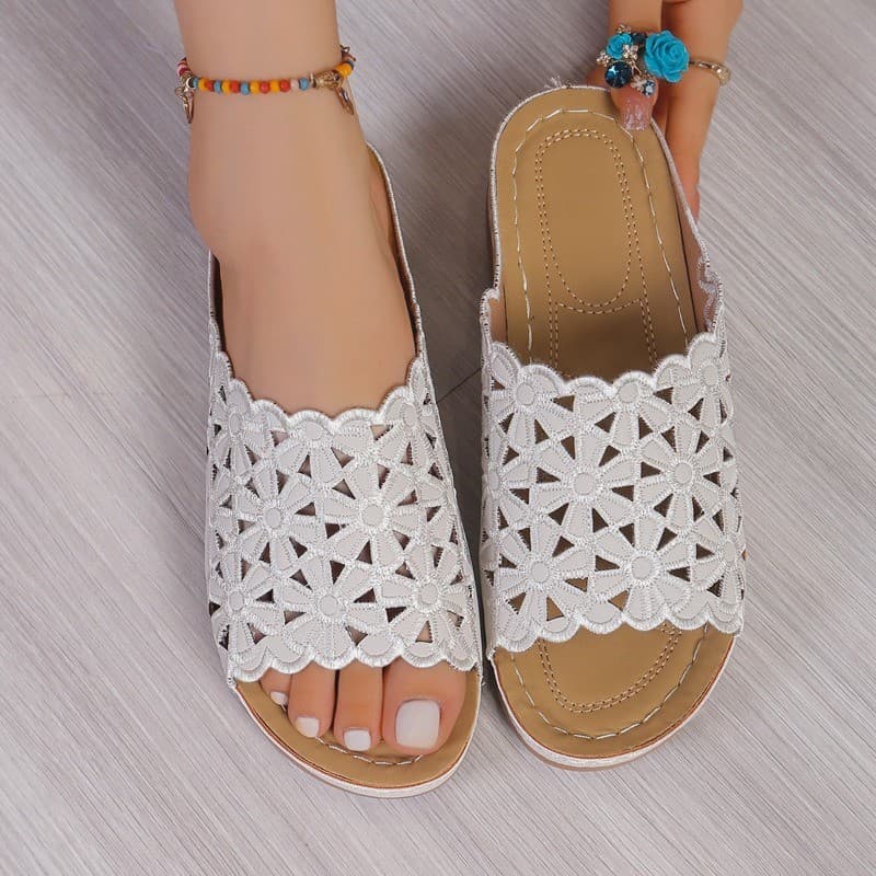 2026 Novos Sapatos Femininos Ocos Sandálias Chinelos De Salto Baixo 2025 Verão Novo Oco Para Fora Flores