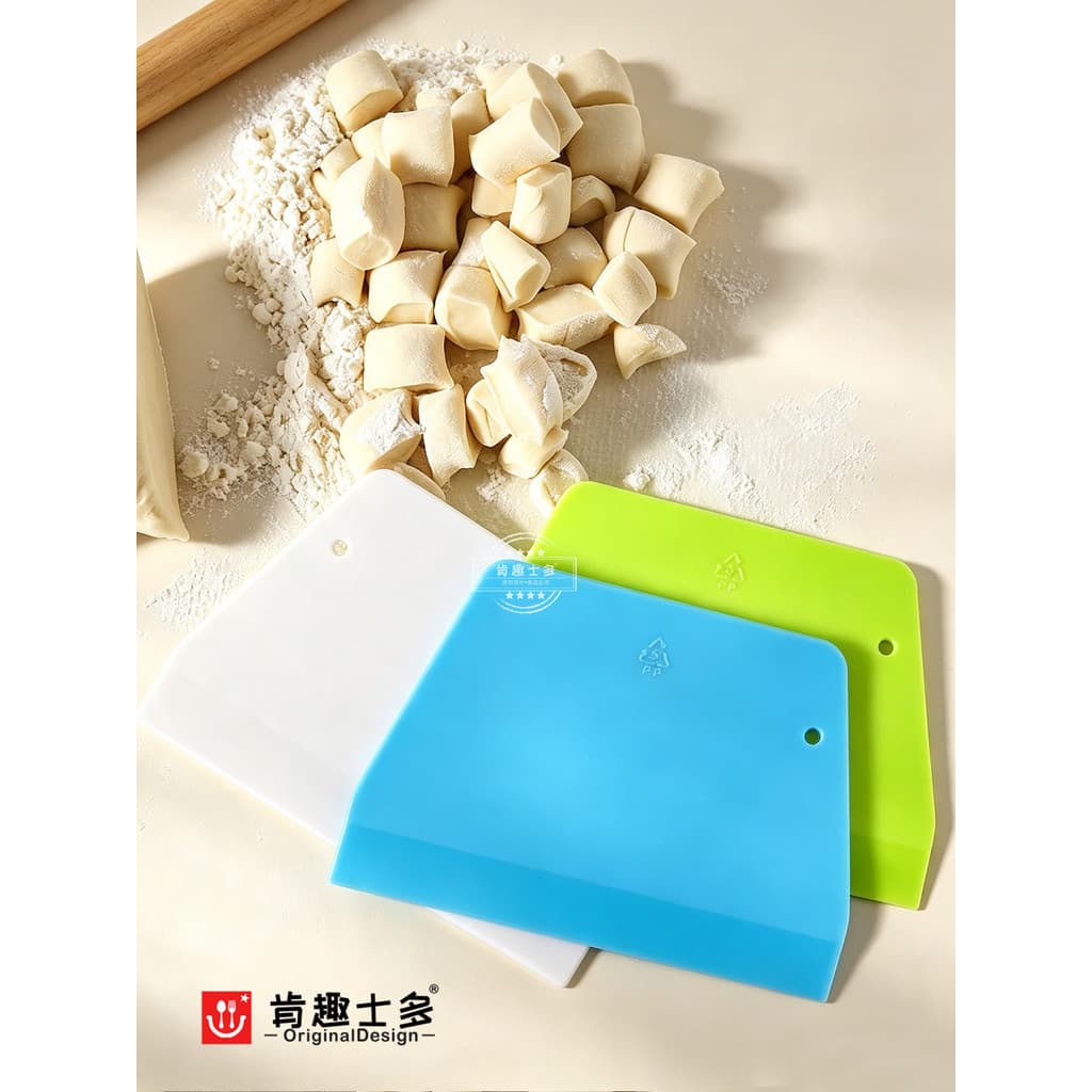 Kenqu Shiduo faca de corte de macarrão raspador de corte de macarrão raspador de salsicha em pó PP massa doméstica creme