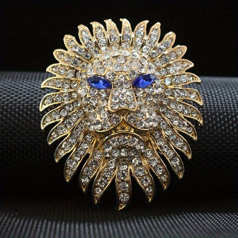Estilo luxuoso e robusto, repleto de strass e com um majestoso broche de leão.   Dizer que homens e mulheres são neutros
