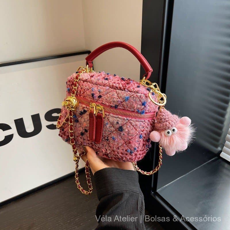 Bolsa Feminina Pequena com Corrente Detalhe Matelassê e Fechamento em Zíper para Trabalho Passeio e Dia a Dia