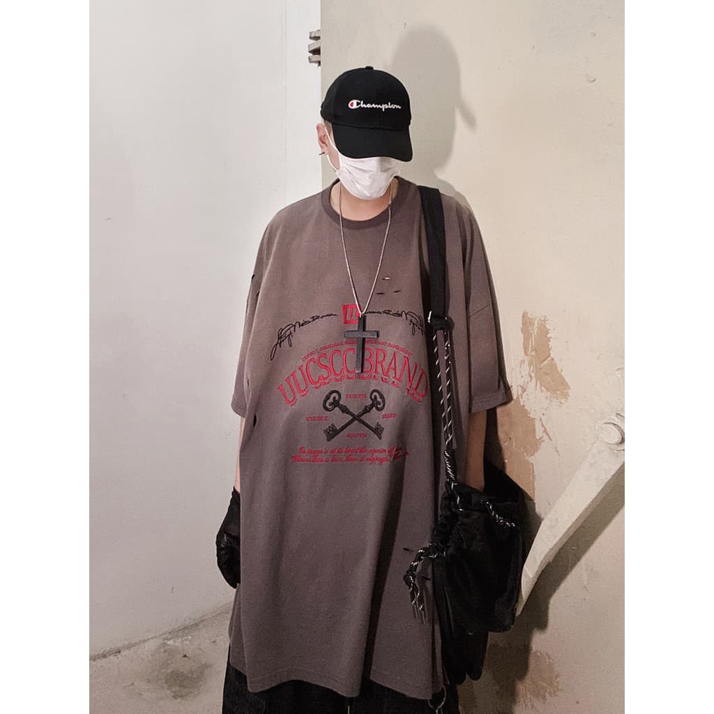 UUCSCC Hip-Hop Street Wear angustiado em torno do pescoço manga de cinco pontos camiseta Retro bordado solto oversize