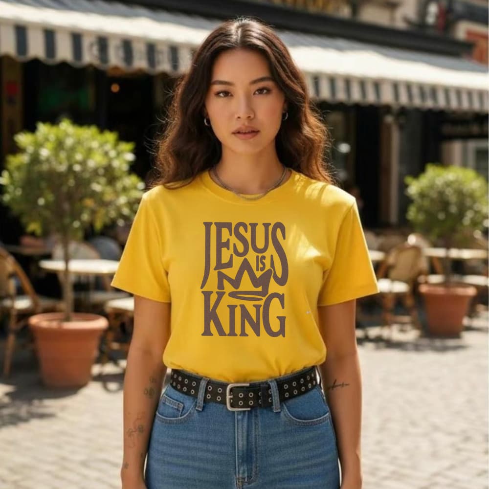 T-shirt Feminina Estampada "Jesus Is King" Estilo Street Gospel