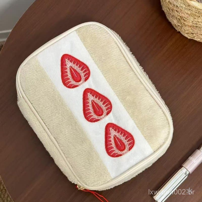 Necessaire de Pelúcia com Bordado de Morango - Alta Capacidade