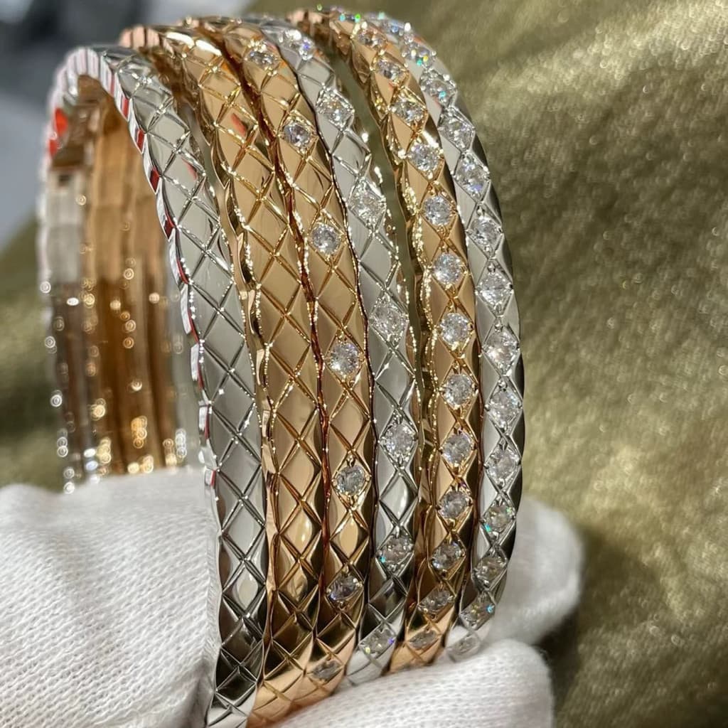 Pulseira de casal pequena e sofisticada, modelo V gold Coco, incrustada de diamantes, finamente trabalhada, simples e ve