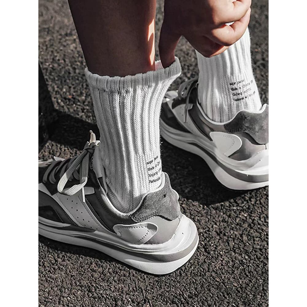 Três pares preto branco americano esportes Mid-tube meias estilo japonês ferramentas estilo longo tubo grosso agulha toa