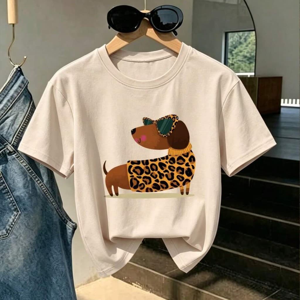 Camiseta Infantil Feminina Casual Solta de Manga Curta para Verão com Estampa Frontal de Óculos e Dachshund Leopardo