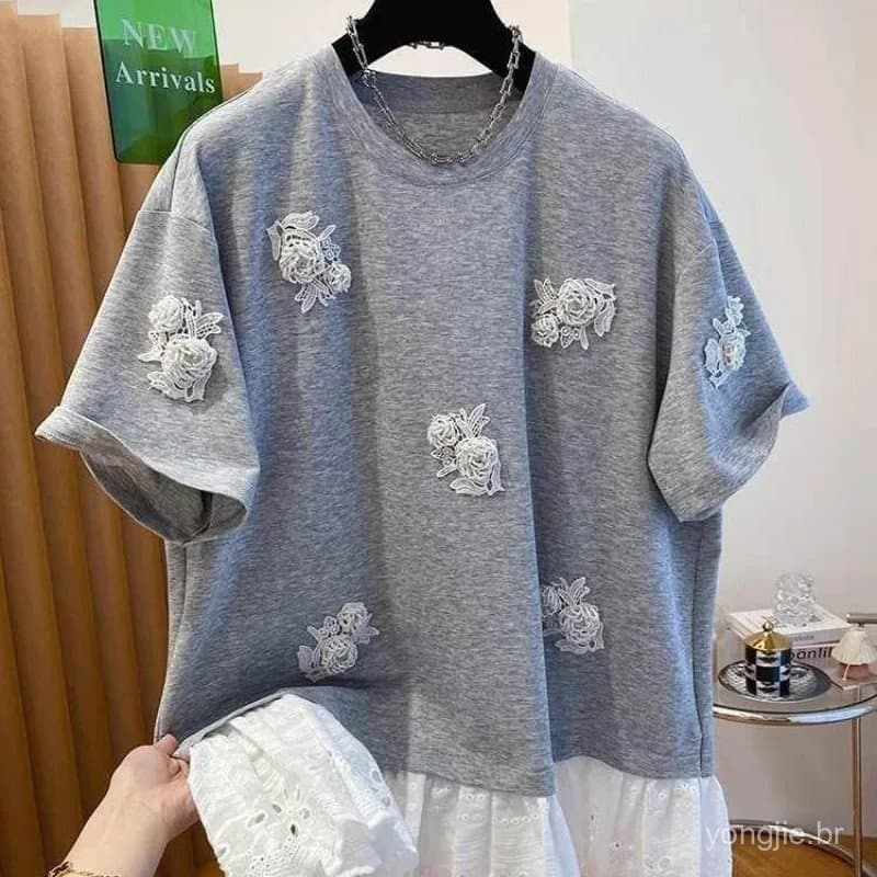 Camiseta Feminina de Manga Curta com Detalhes em Renda e Pérolas, Estilo Coreano, Nova Coleção Verão 2025, Efeito Duas P