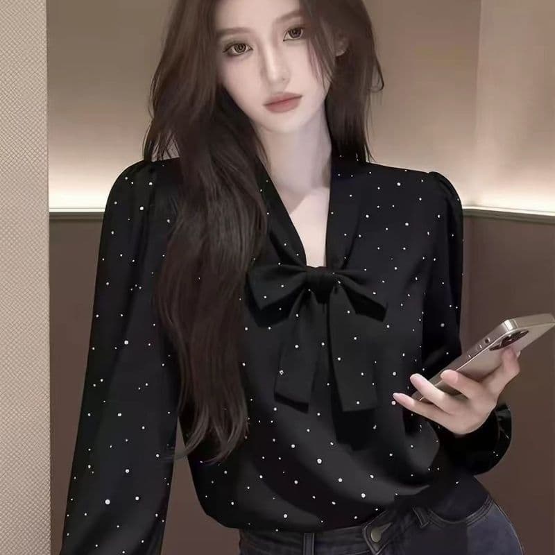 Camisa preta de bolinhas estilo Hepburn com laço feminino Top de manga comprida