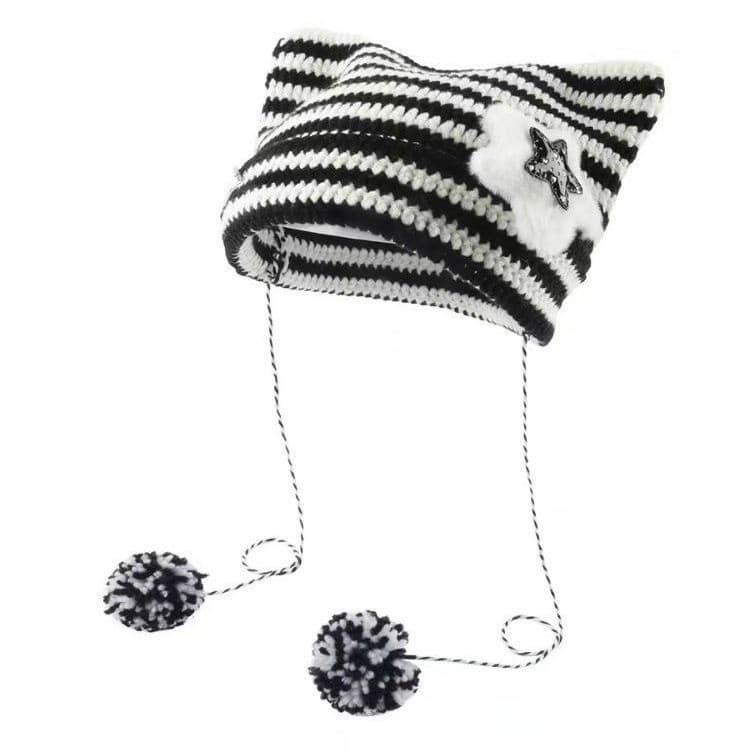 Gorro de proteção para as orelhas em tricô com orelhas de gato listradas, com pompom, cordão, estrelas e cruz, em um est