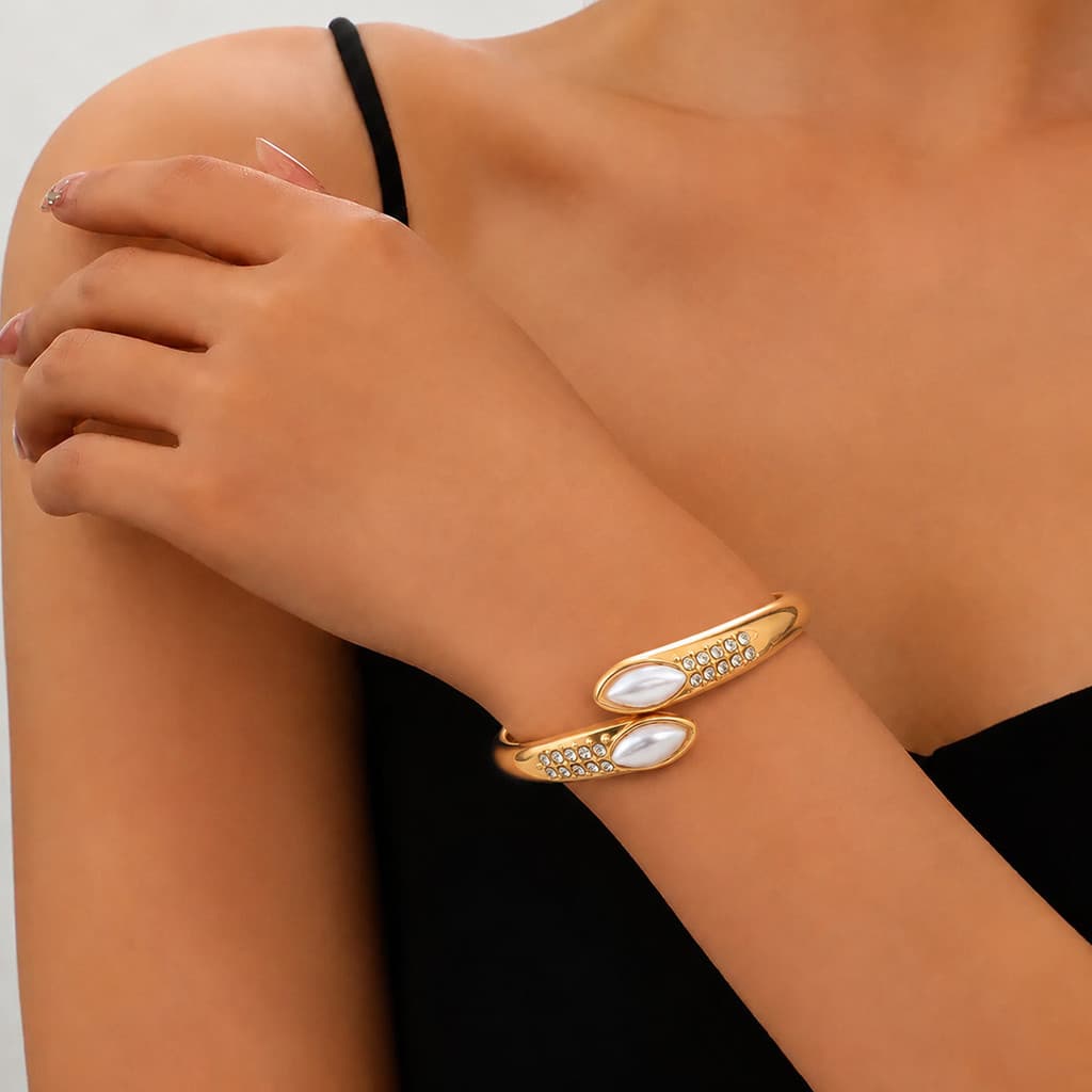 Pulseira feminina elegante em formato de cobra com pérolas artificiais, pulseira de mola em liga ecológica com diamantes