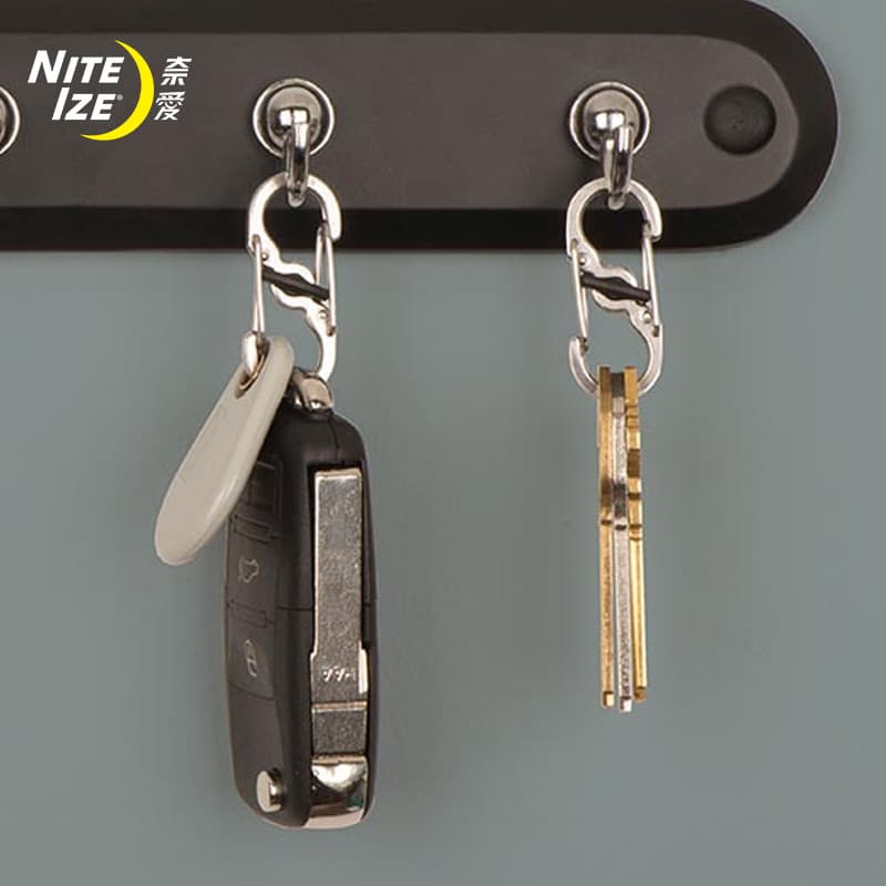 American NiteIze Nai Ai Figura de plástico transparente de meio tamanho com 8 fivela de ajuste com chaveiro de bloqueio