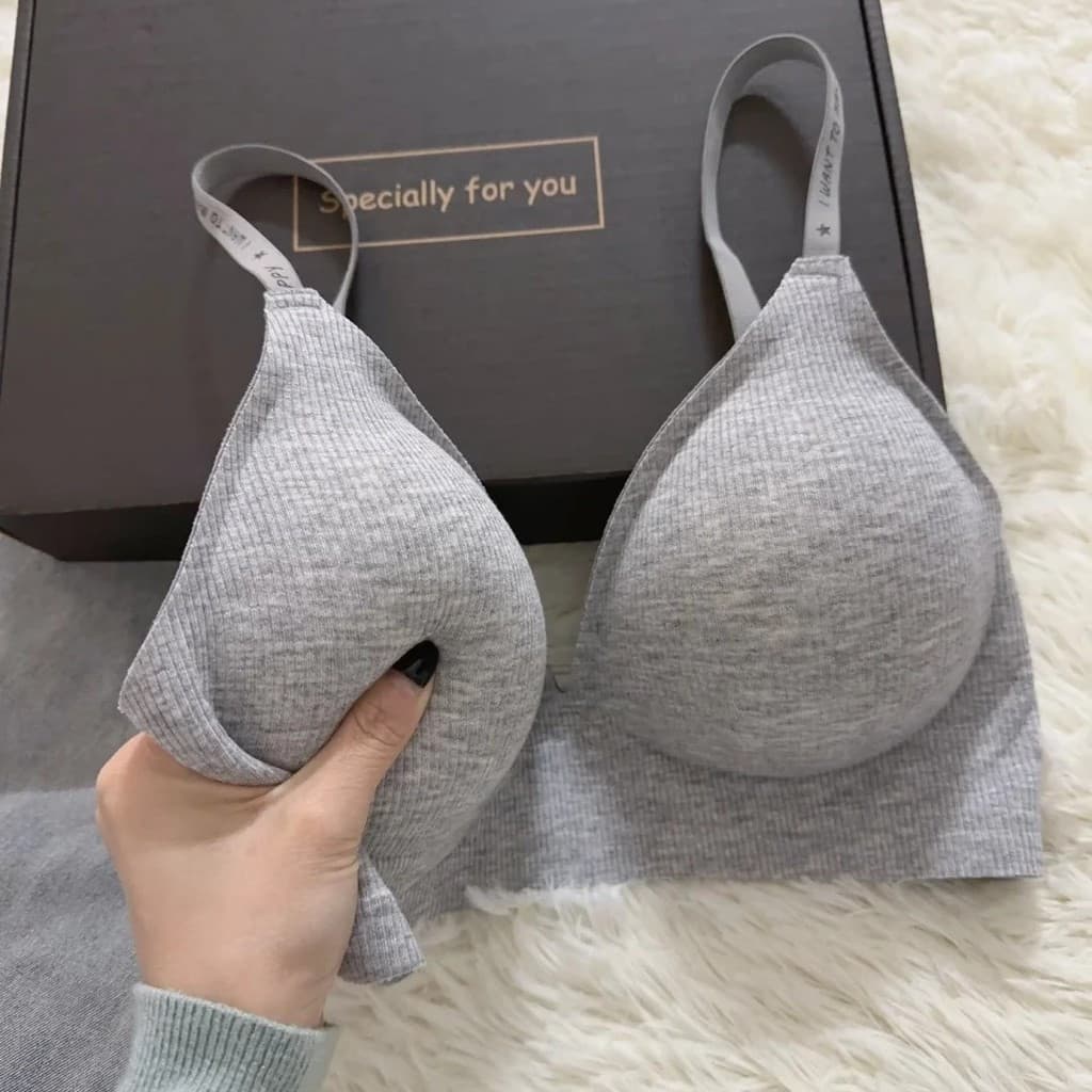 Sutiã casual feminino sem aro, projetado para realçar a aparência de um busto menor, apresenta um design simples em V pr