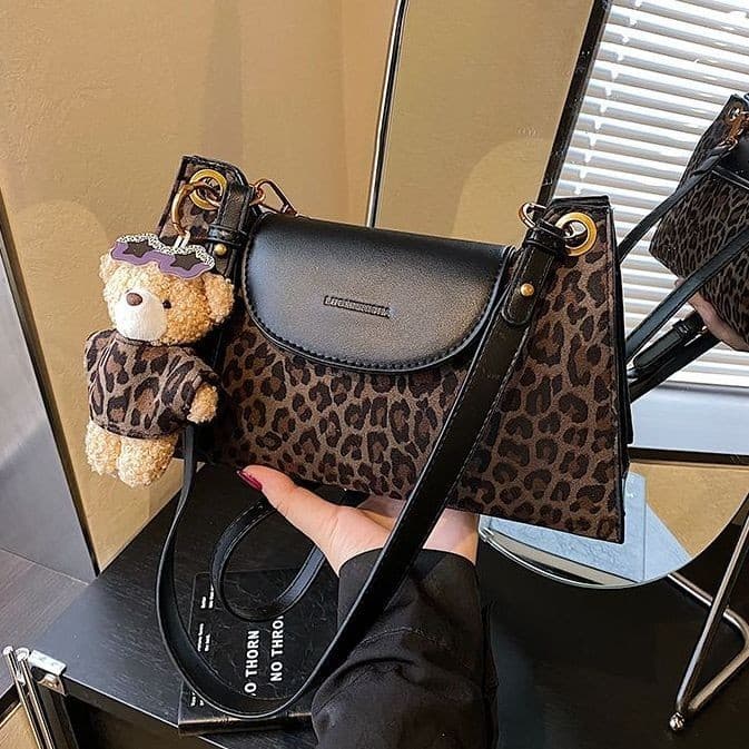 Luz de luxo nicho quente menina bolsa 2025 Super quente estilo ocidental leopardo impressão costura bolsa ombro Design