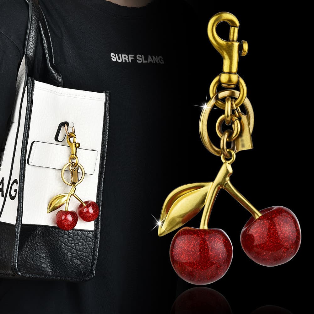 Pingente de bolsa em formato de cereja, acessório requintado para bolsas femininas.