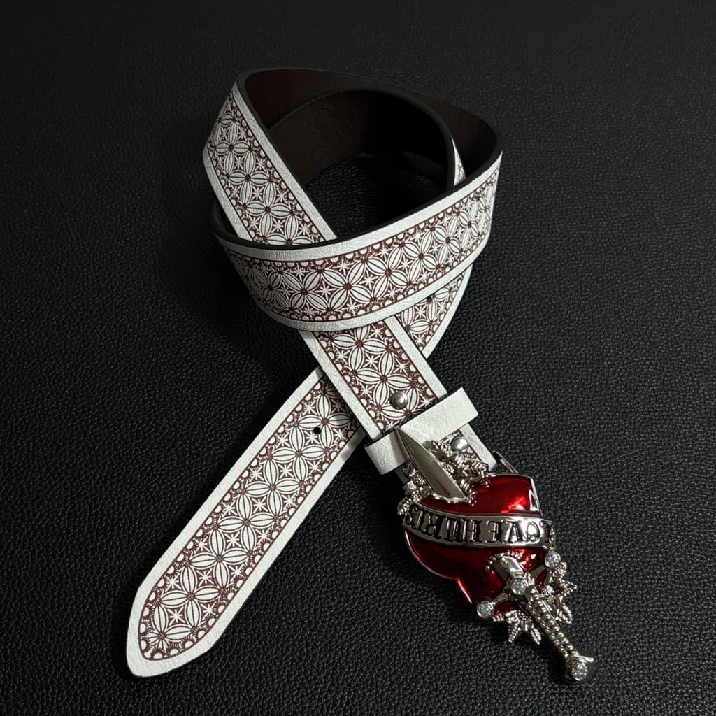 2026 novo estilo Original uma espada através do coração vermelho branco cinto de Metal nicho Retro sentimento All-Match