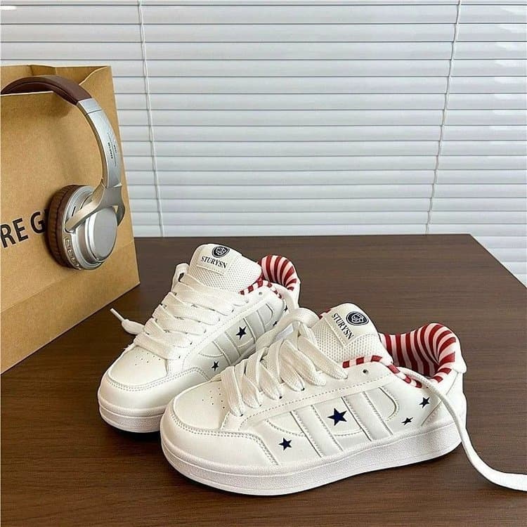 Tênis de skate feminino novo estilo estrela de cano baixo, tênis casuais de couro PU com cadarço, sapatos de rua com sol