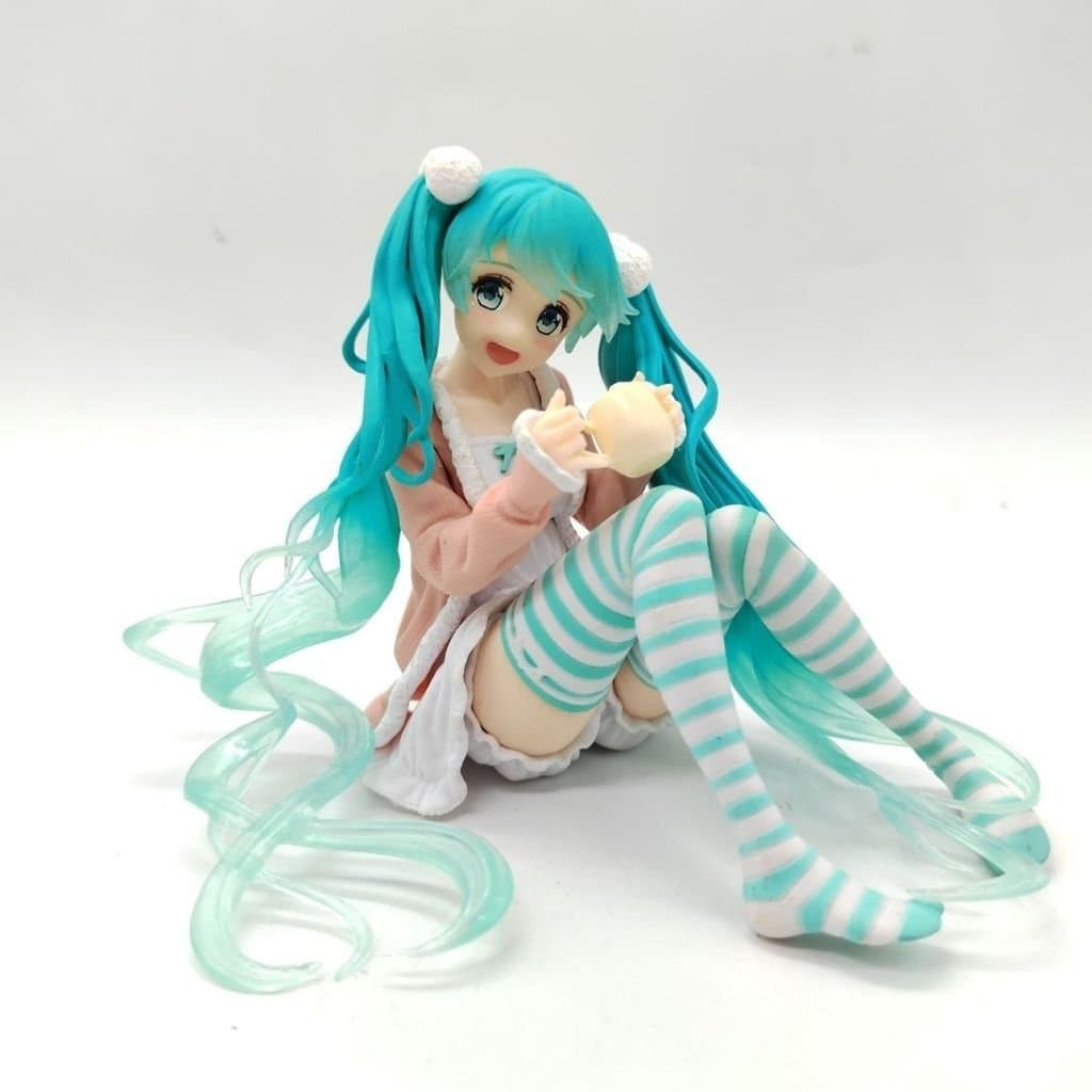 Figura autêntica em estoque da Taito Hatsune Miku, em pose sentada, com roupas casuais, de descanso e pijama, figura de