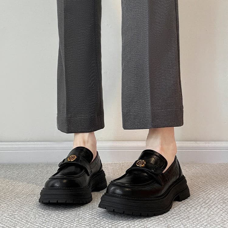 Couro genuíno estilo britânico preto mocassins feminino 2025 novo estilo dedo do pé redondo deslizamento-On camélia pequ