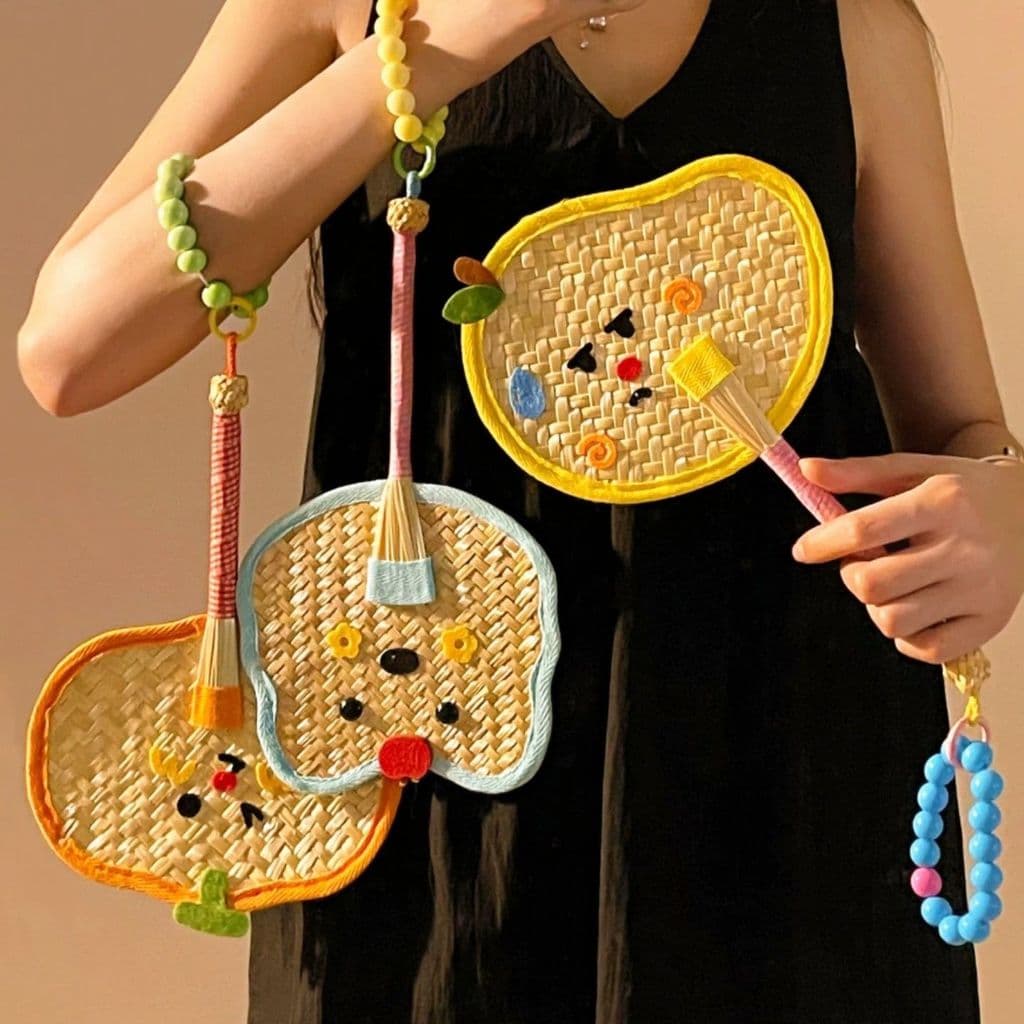 Bonito pequeno ventilador do plutônio verão mão-tecido ventilador verão portátil menina doce tiro adereços colorido Bana