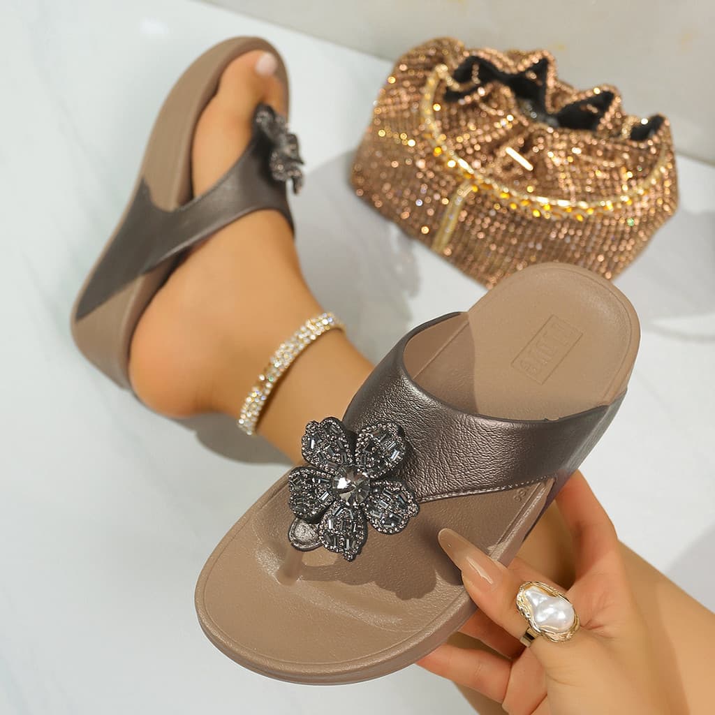 2026 novo estilo tamanho grande strass Flip-Flops feminino verão senhoras de sola grossa férias cunha sandálias de praia