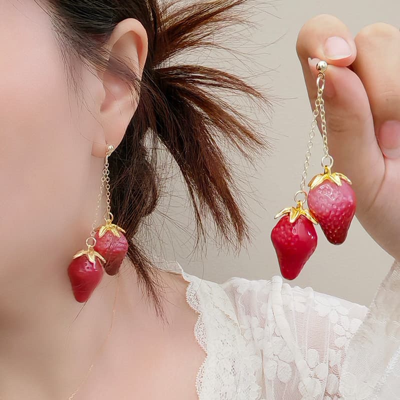 Brincos pendentes de morango vermelho, modernos e divertidos, acessório versátil.