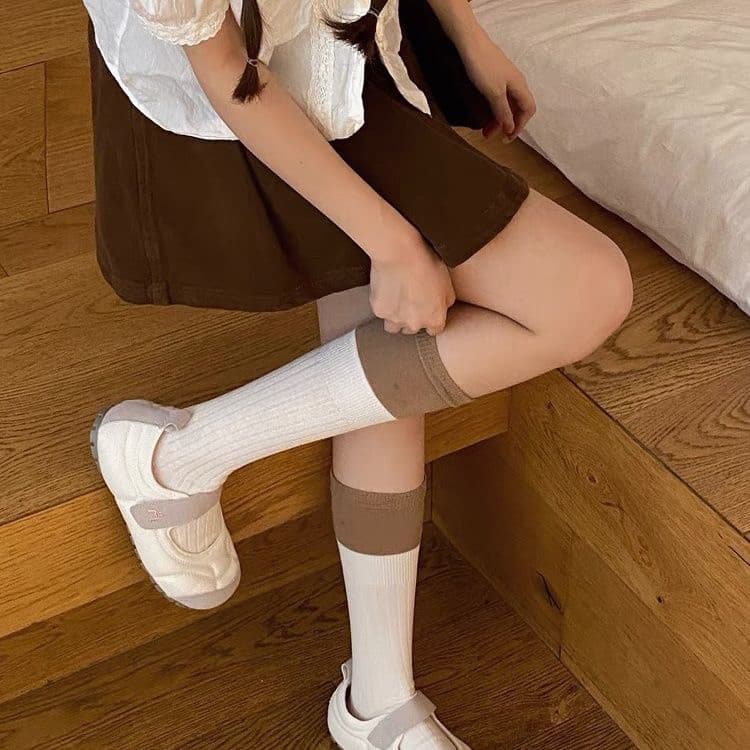 A combinação de cores de café branco é estilo muito formal!Meias falsas de duas peças em cores contrastantes de nicho, a