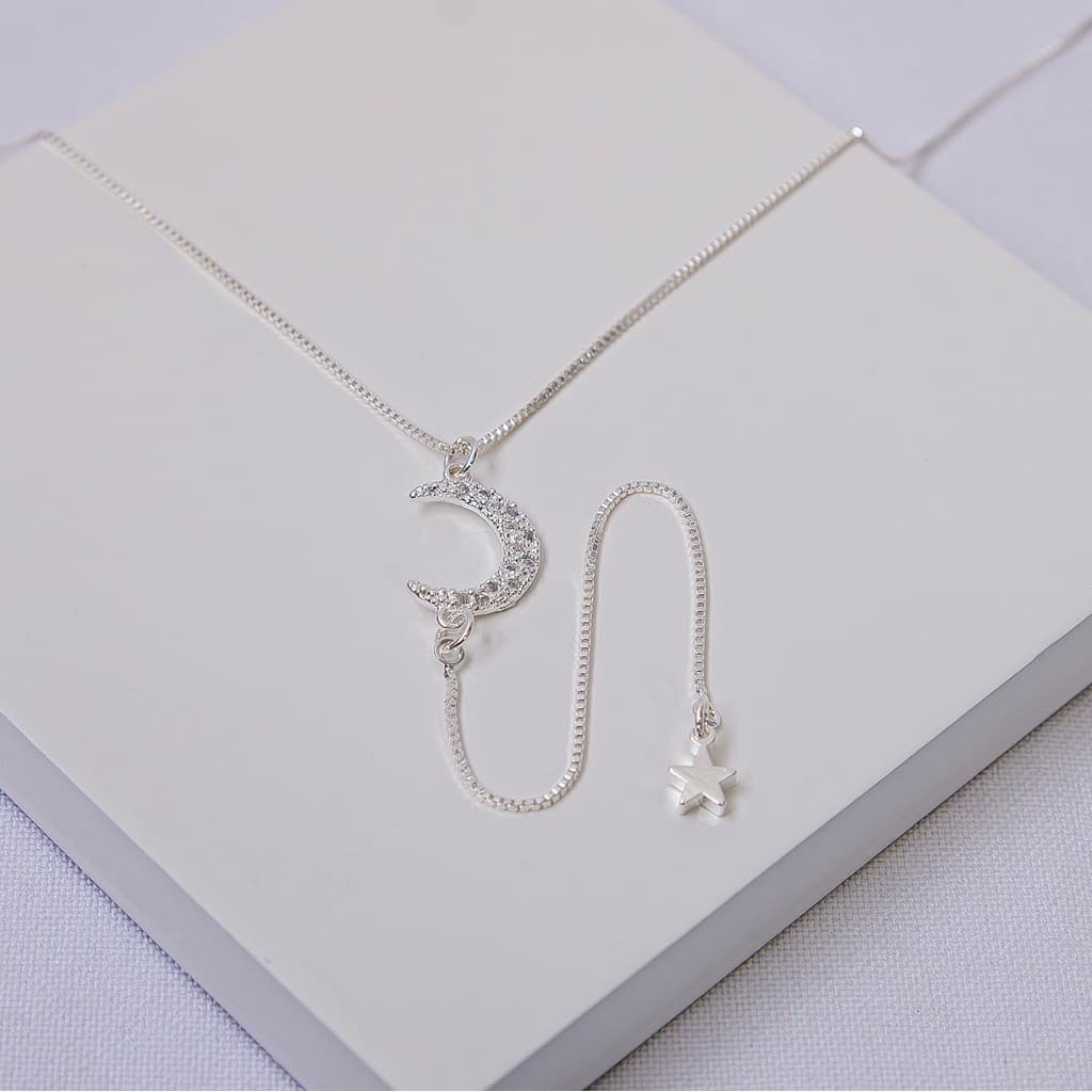 Colar Choker Folheado a Prata Veneziana com Meia Lua Cravejada e Estrela
