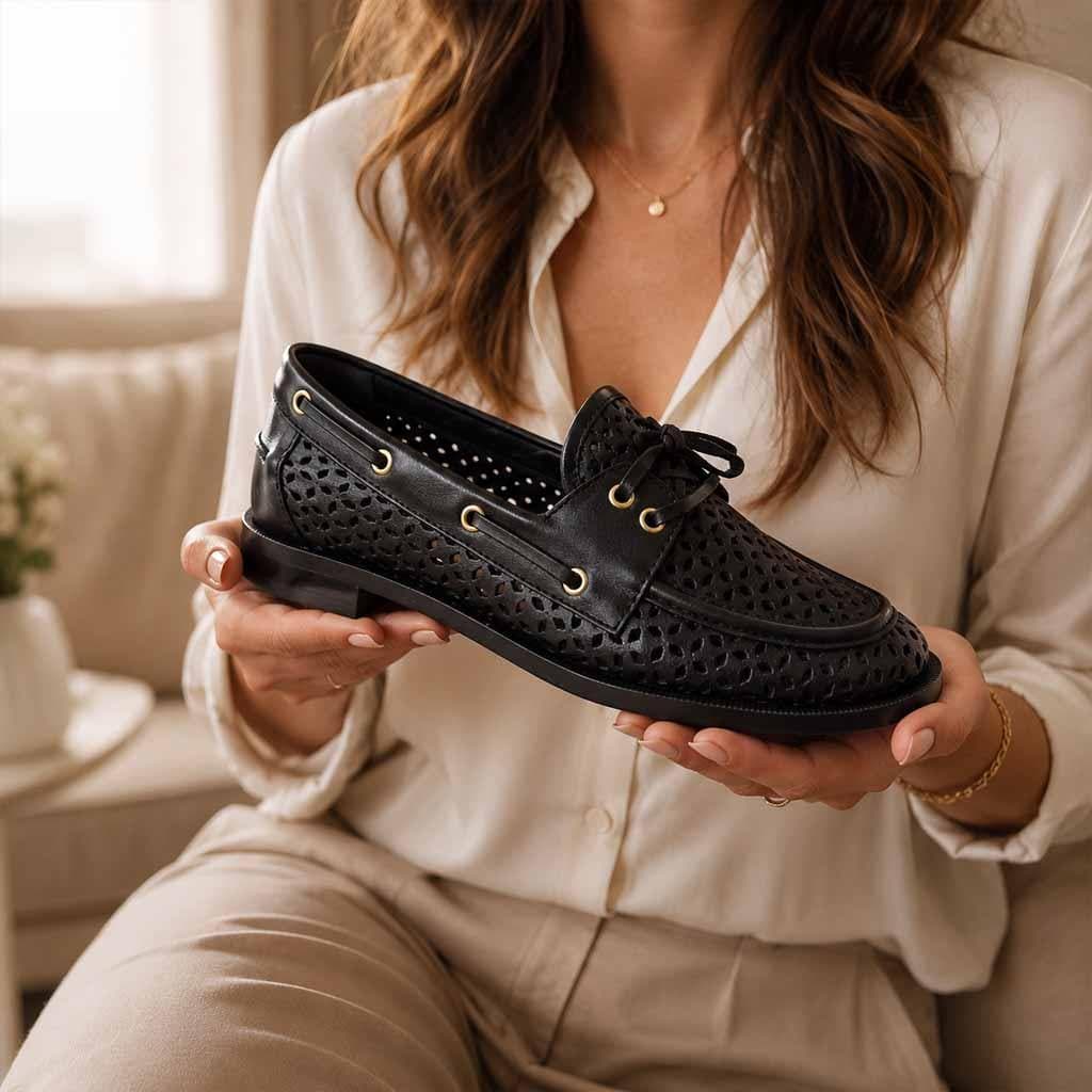 Mocassim Dockside Feminino Preto Vazado com Cadarço Loafer Confortável Salto Baixo Casual