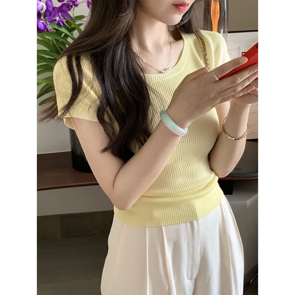 Creme amarelo em torno do pescoço de malha de manga curta camiseta feminina verão 2026 novo estilo fino-ajuste mais magr