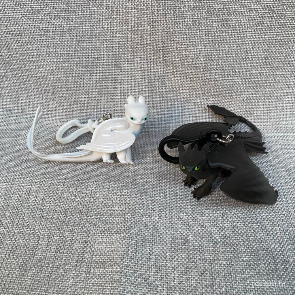 Figuras soltas da versão japonesa: Toothless, Snotlout, Roroc, Lightwing, Whitewing, Blackwing, ornamentos e pingentes p