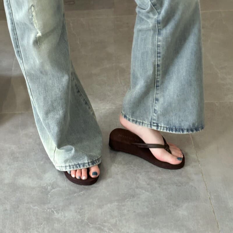 Chinelos de sola grossa marrom feminino verão exterior usar aumentado cunha salto flip-flops antiderrapante beira-mar se