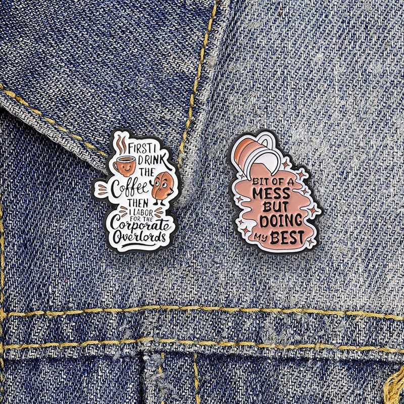 Engraçado Tema De Café Esmalte Pino Escritório Humor Texto Mochila Emblema Para Jaqueta Roupas Saco Decoração