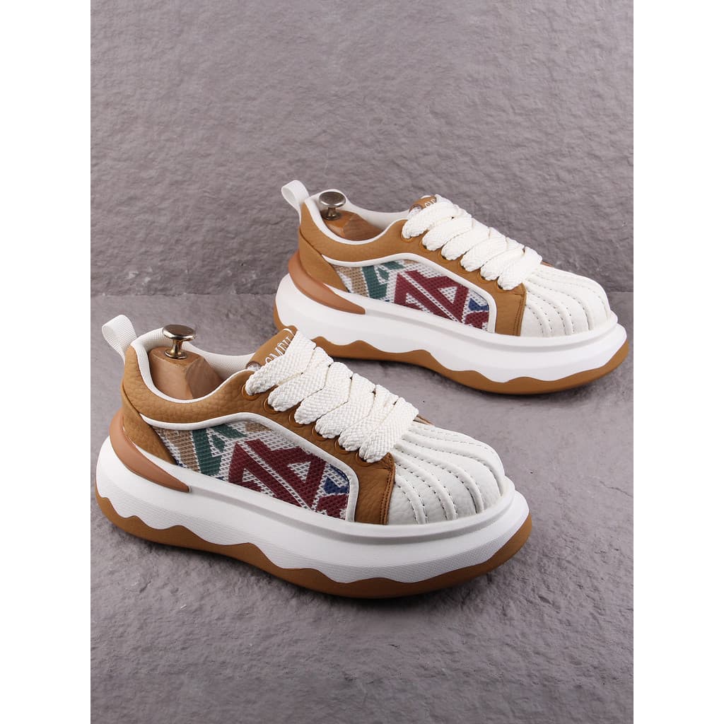 Sapatos masculinos 2026 verão novo estilo sapatos brancos de sola grossa estilo verão respirável aumento interno sapatos